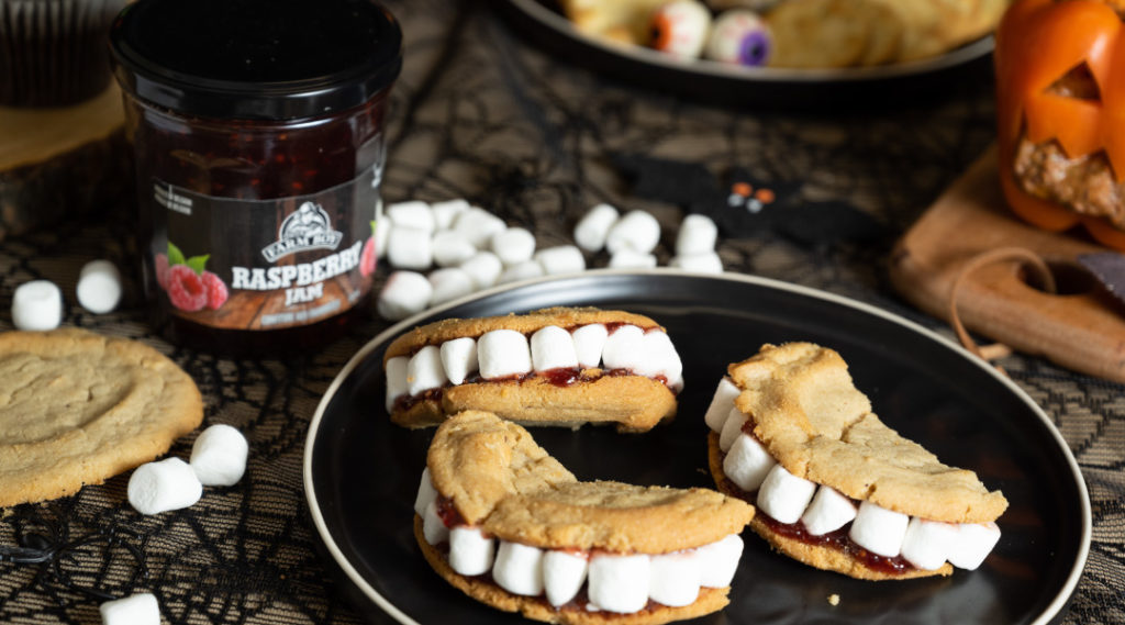 Halloween snack ideas: monster mouth cookie sandwiches with marshmallow teeth 