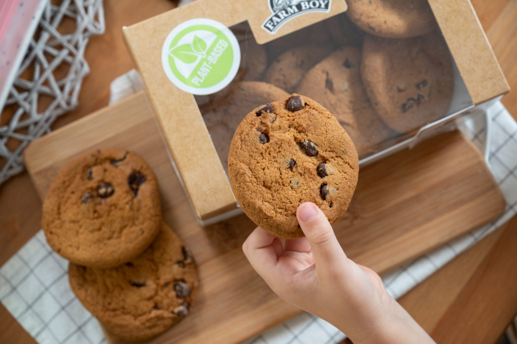 At Farm Boy, we’re very proud to offer so many options for those who live a plant-based life. (Just take a look at our vegan shopping list here!) If that applies to you, there’s no need to miss out on sweet things. Case in point: our soft, fresh-baked Plant-Based Cookies!