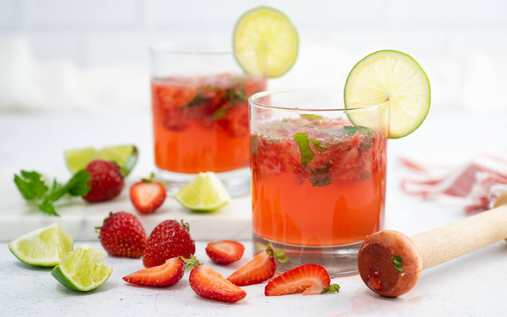 Glass-of-Strawberry-Mojito-Kombucha-Mocktail