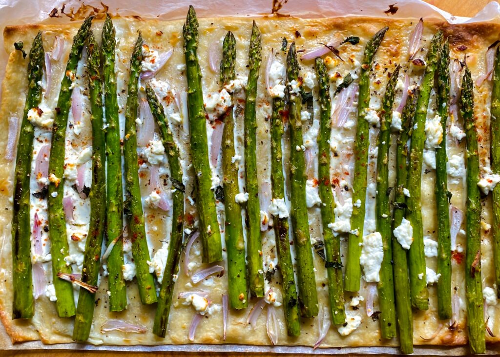 Flatbread with asparagus and feta