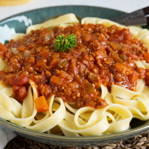 Rich, comforting and healthy, this Red Lentil Ragú is sure to satisfy even the most enthusiastic meat lovers! Made in the same way as a traditional Bolognese sauce, this recipe uses lentils for a delicious plant-based version. Serve over your favourite pasta, spiralized vegetables or polenta for a cozy, hearty and delightful meal.