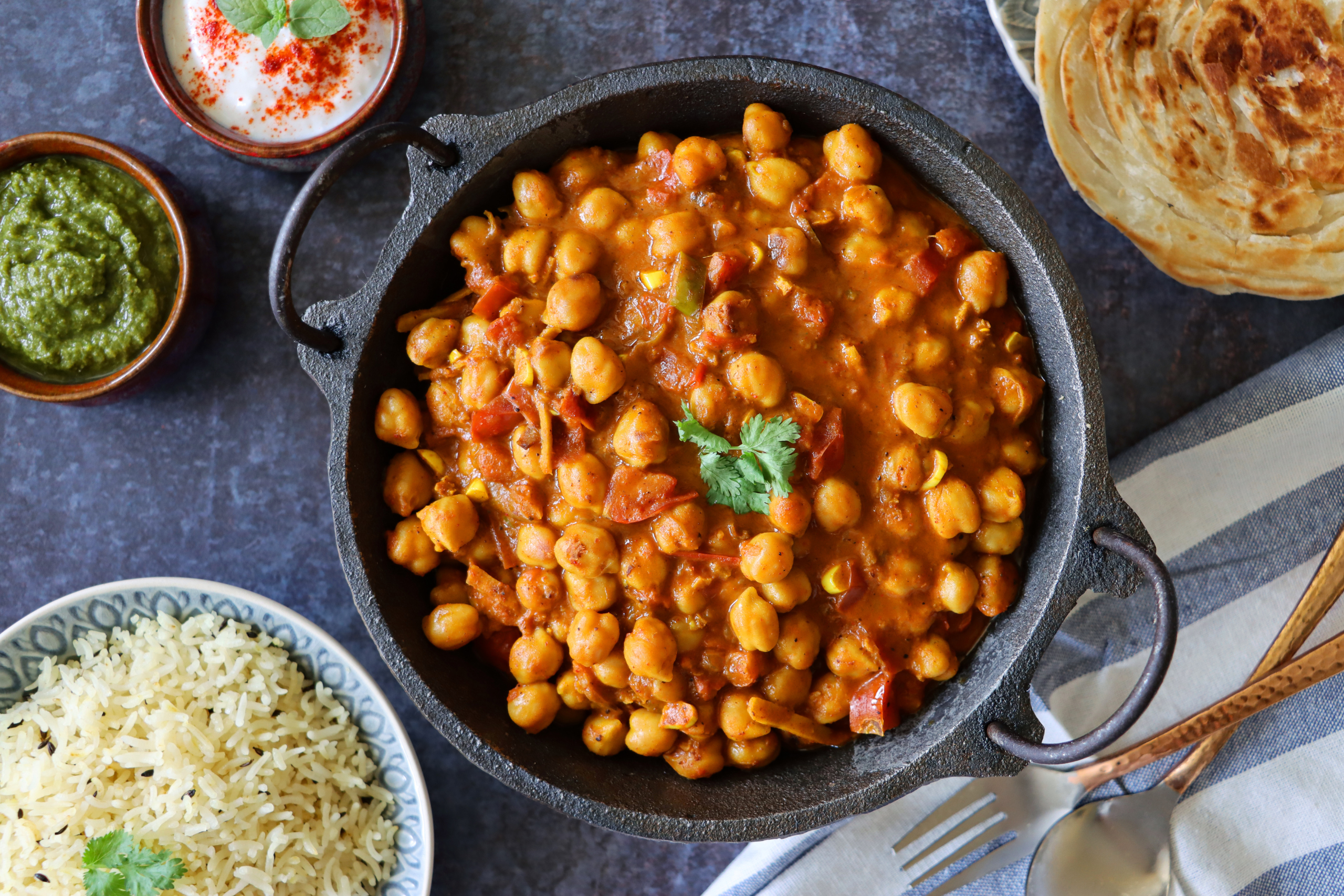 chickpea curry in pot 